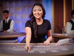 Dealer mengumumkan hasil putaran roulette dengan bola di slot pemenang
